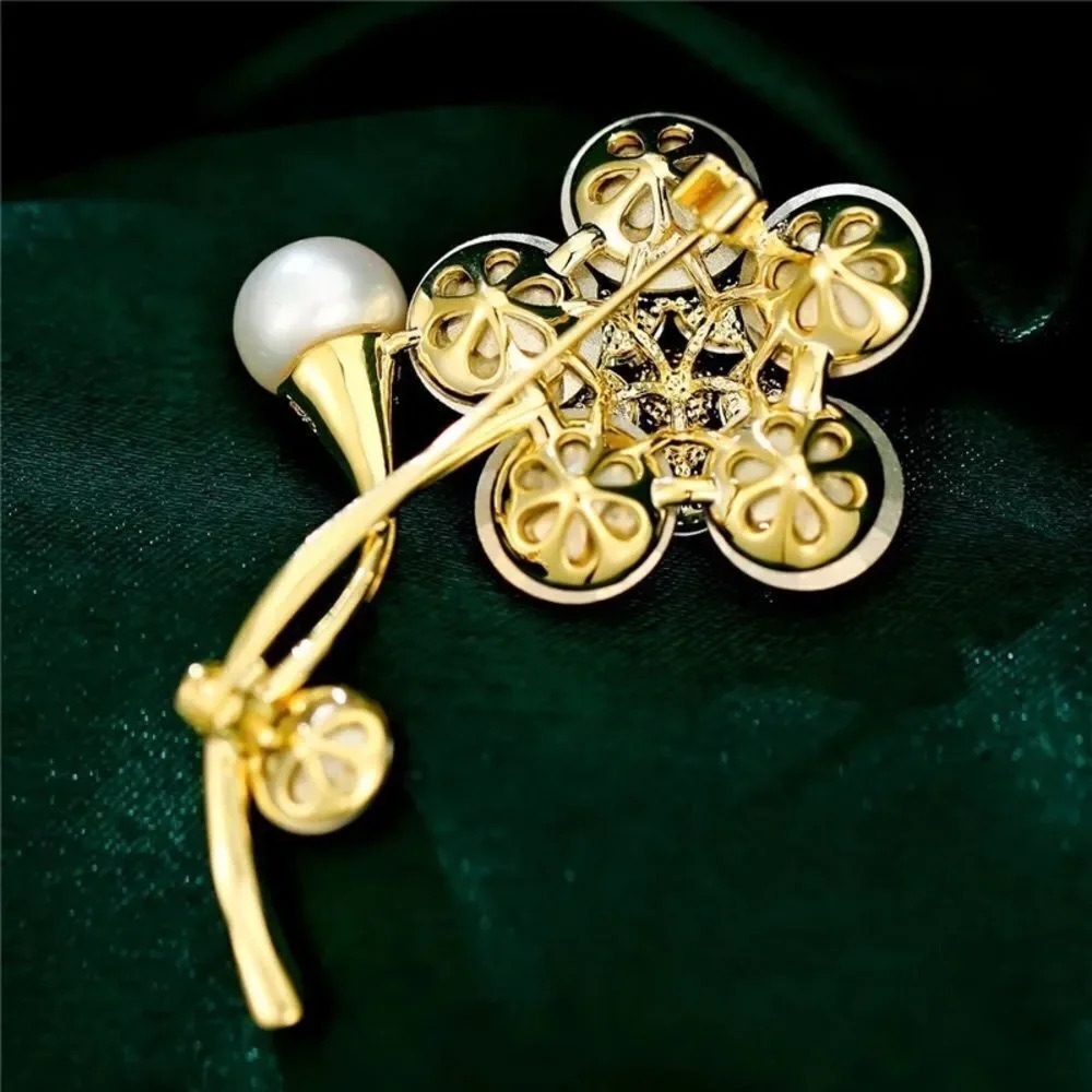 VQ Flower Brooch - Picture 4 of 5